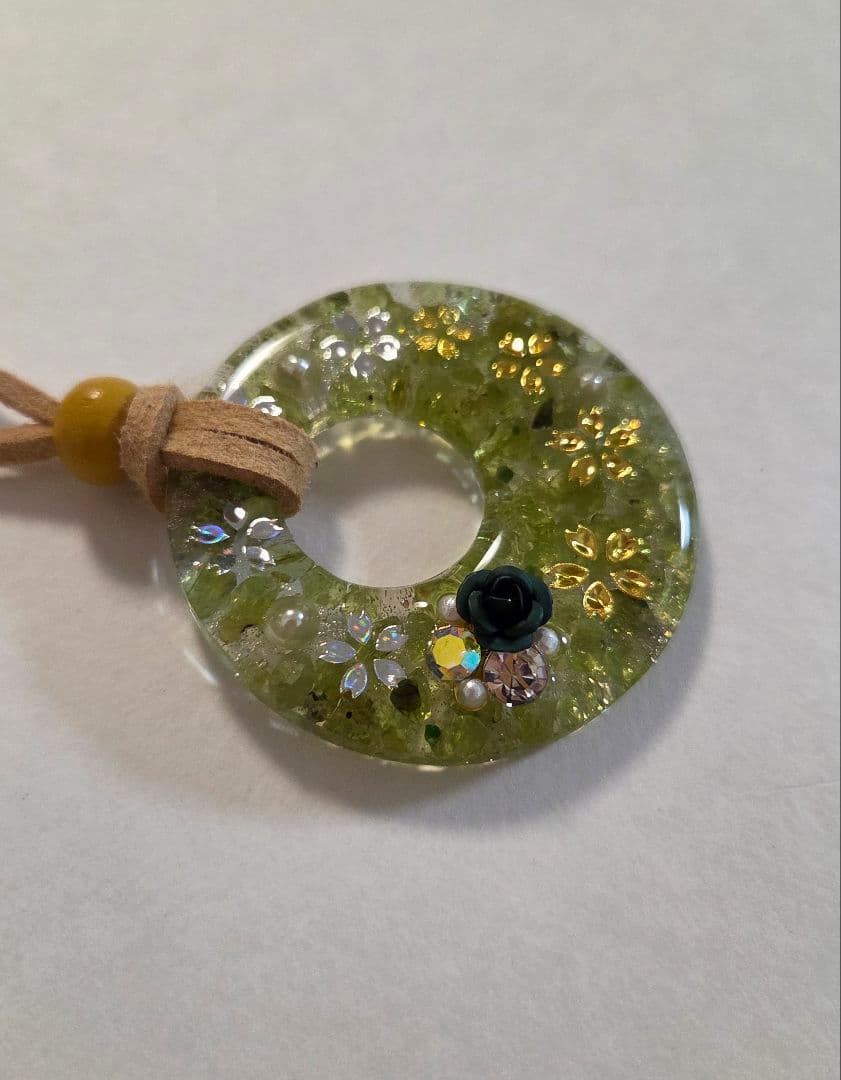 桜・ペリドットレジンネックレス　　天然石ネックレス　　レジンネックレス