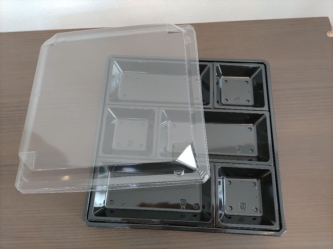 【お弁当容器】55セット　ワン折重D90×90黒底　黒エンボス縁・透明蓋セット