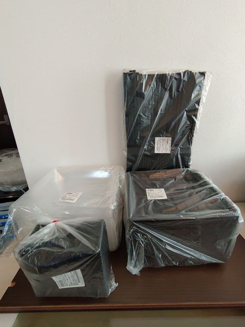 【お弁当容器】55セット　ワン折重D90×90黒底　黒エンボス縁・透明蓋セット