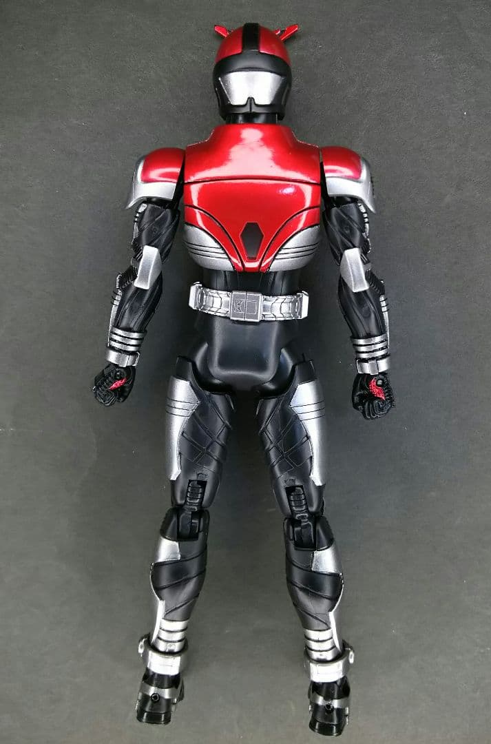 S.H.フィギュアーツ 仮面ライダーカブト ライダーフォーム (真骨彫製法)