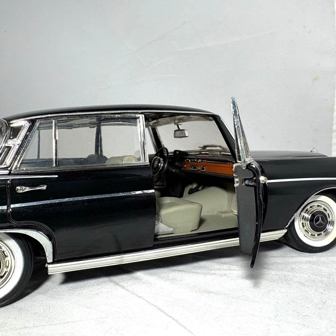 メルセデス・ベンツ 300 SE( ハネベン) 1/18 ブラック