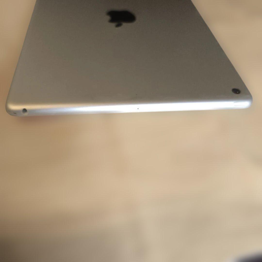 iPad 第8世代10.2インチ シルバー　32㎇ Wi-Fiモデル