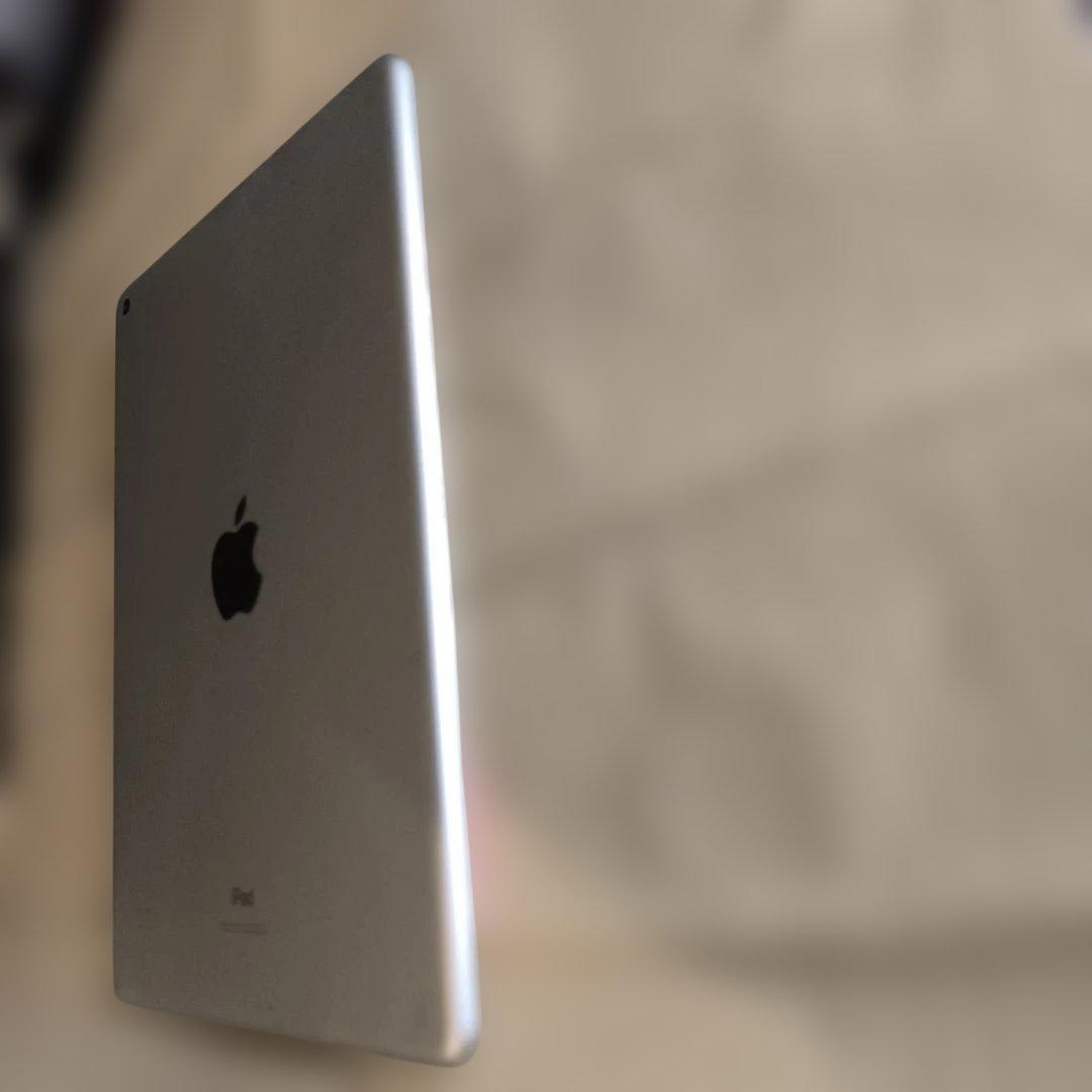 iPad 第8世代10.2インチ シルバー　32㎇ Wi-Fiモデル
