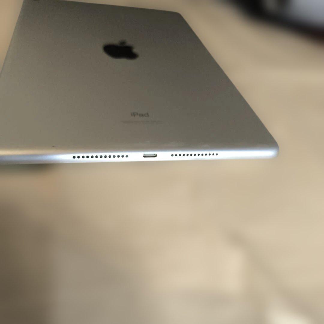 iPad 第8世代10.2インチ シルバー　32㎇ Wi-Fiモデル