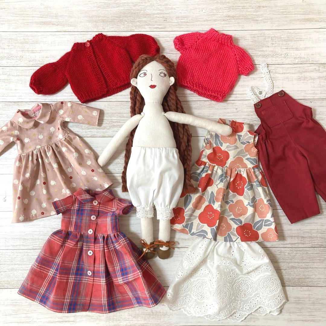 着せ替え人形と赤系洋服セット