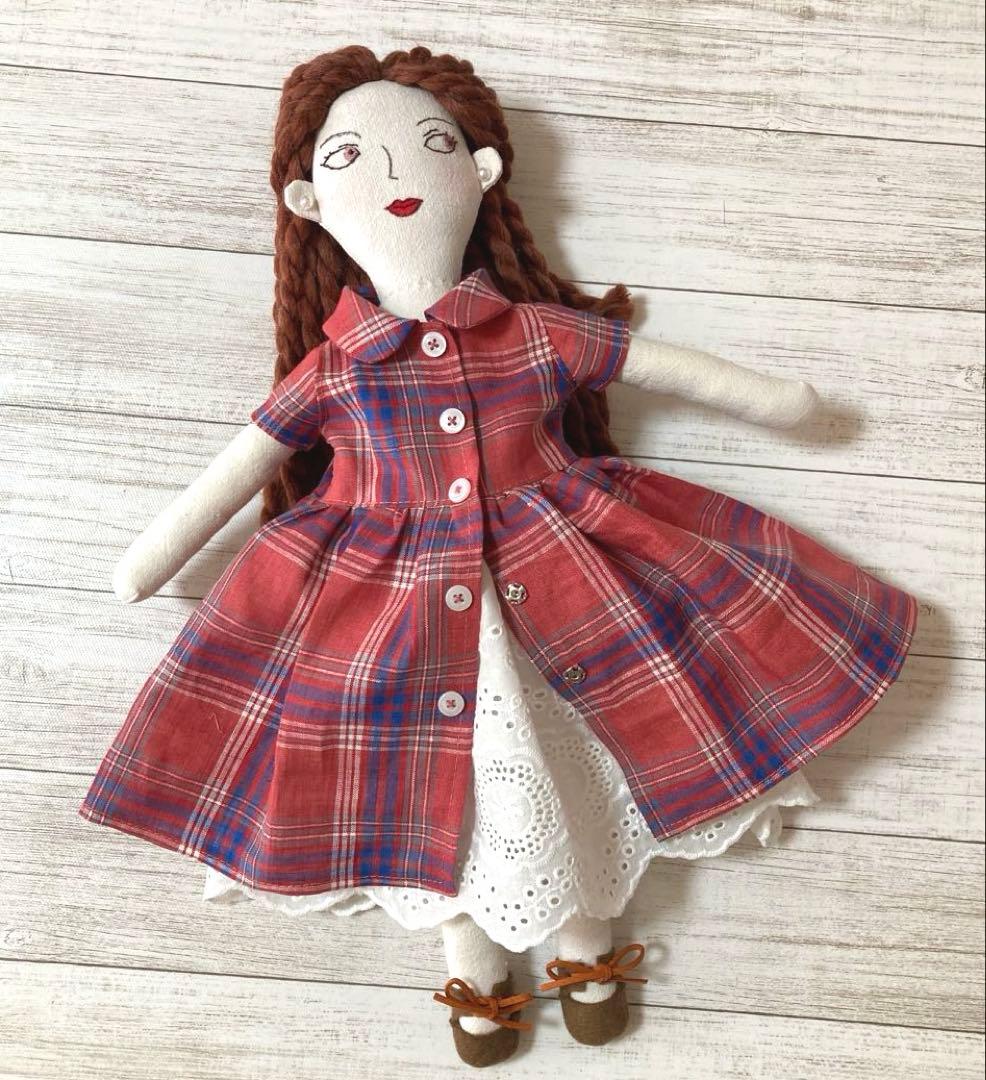 着せ替え人形と赤系洋服セット