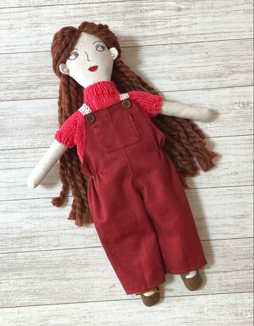 着せ替え人形と赤系洋服セット