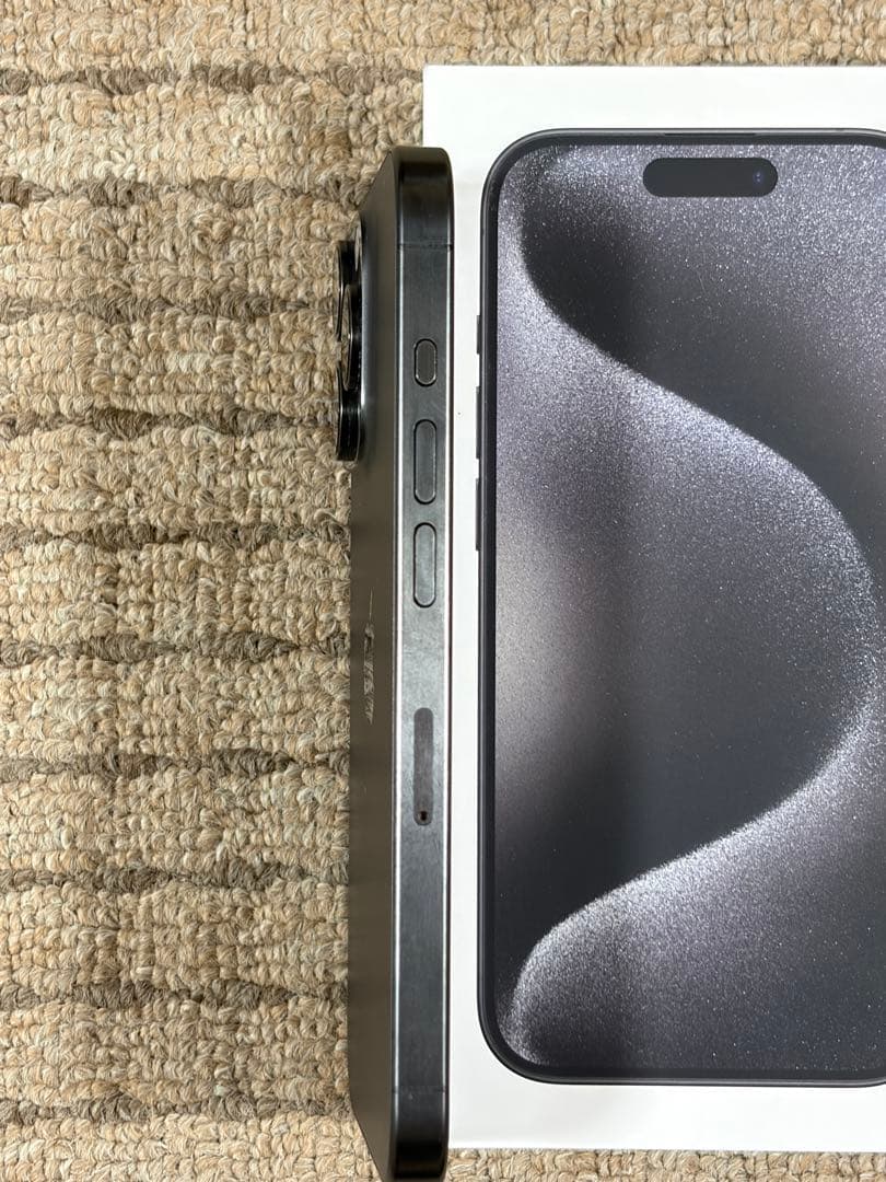 Apple iPhone 15 Pro (128GB) - ブラックチタニウム