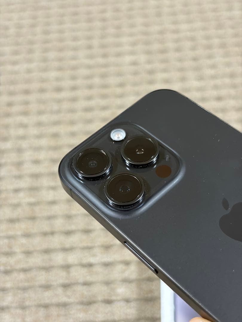 Apple iPhone 15 Pro (128GB) - ブラックチタニウム