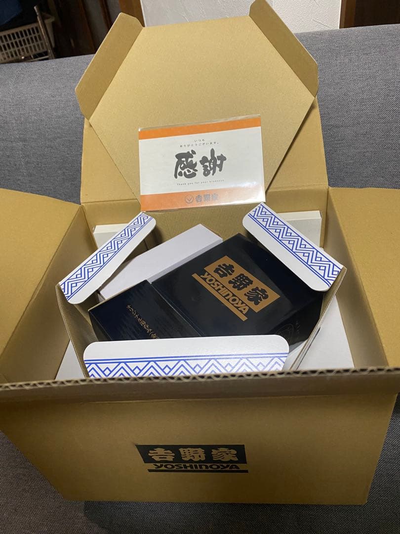 人気の吉野家感謝どんぶり、金茶碗、金湯呑み、レンゲ、箸 吉野家ビッグＢＯＸ入り
