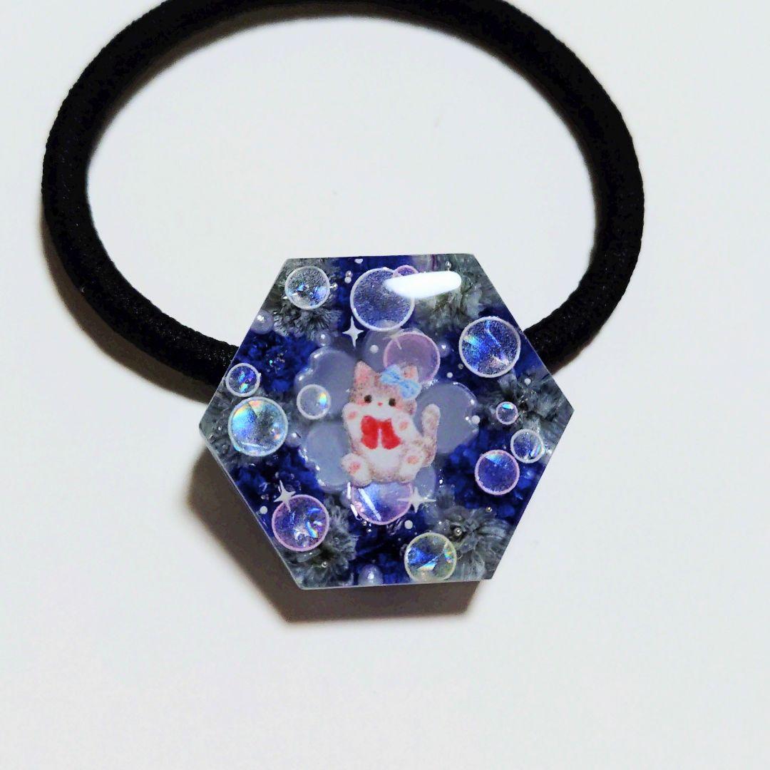 No.592　レジン ヘアゴム キーホルダー ピンバッジ 猫ねこカスミソウ