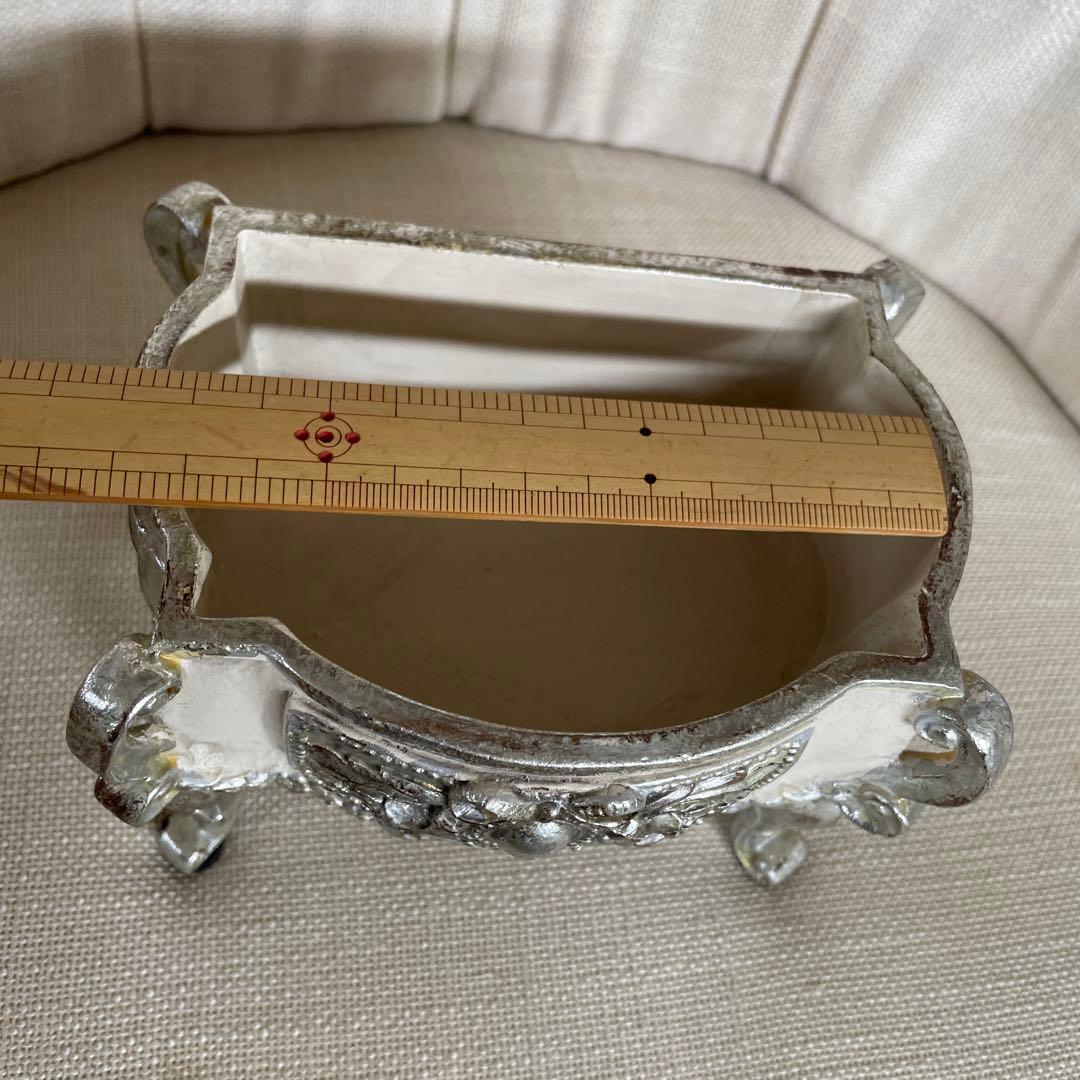 少し古い小物入れ