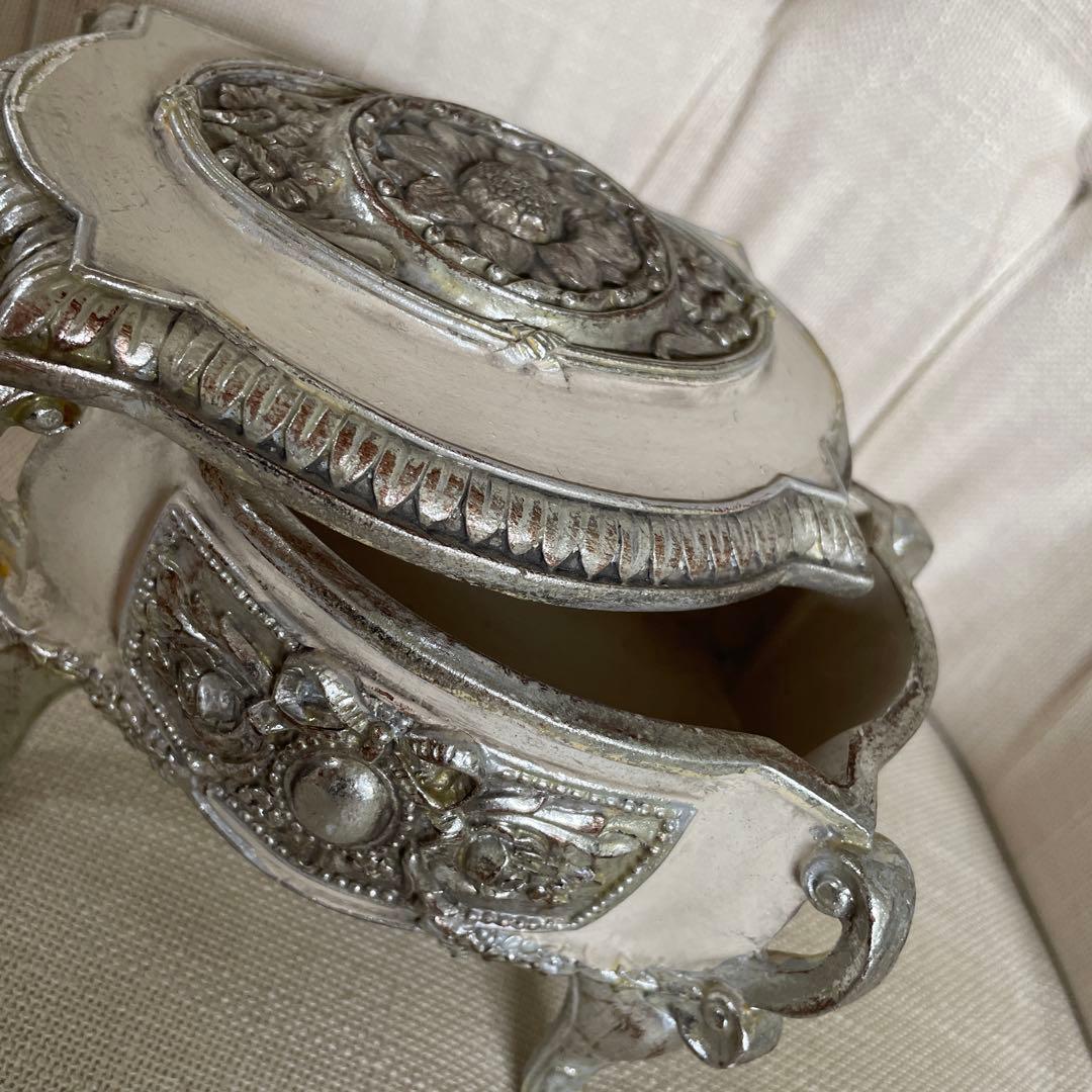 少し古い小物入れ