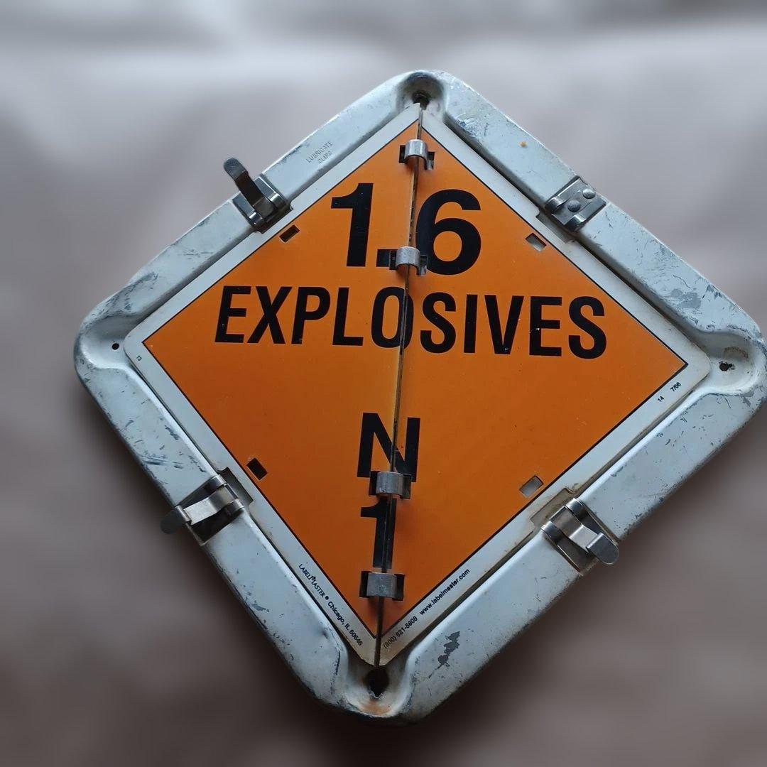 BLASTING AGENTS 警告表示看板