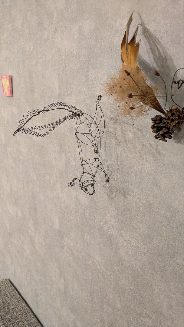 駆け下りるエゾリスのワイヤーアート