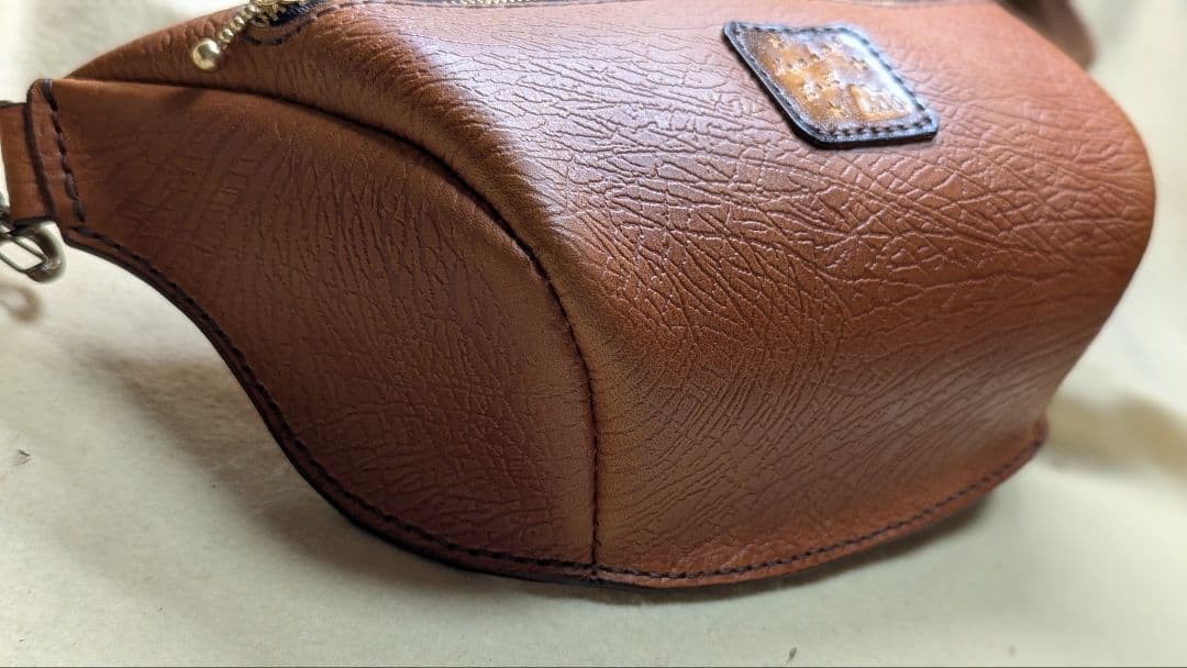 ボディバッグ 牛革製 コンパクト ハンドメイド
