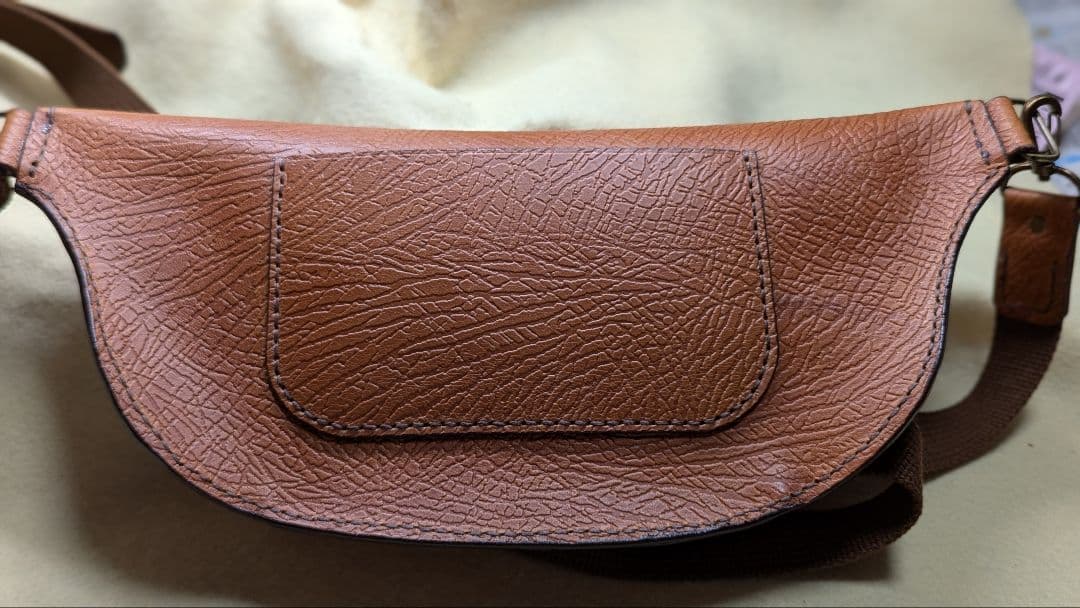 ボディバッグ 牛革製 コンパクト ハンドメイド
