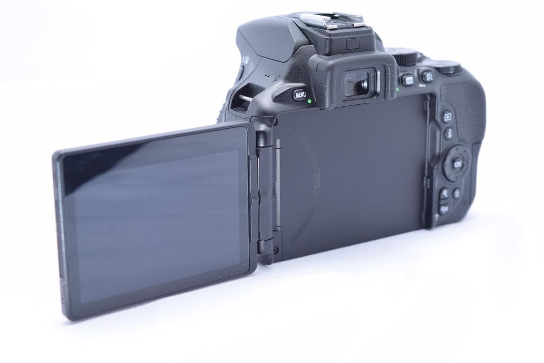 Nikon D5600 デジタル一眼レフ 手振れ補正付きレンズ　シャッター数少