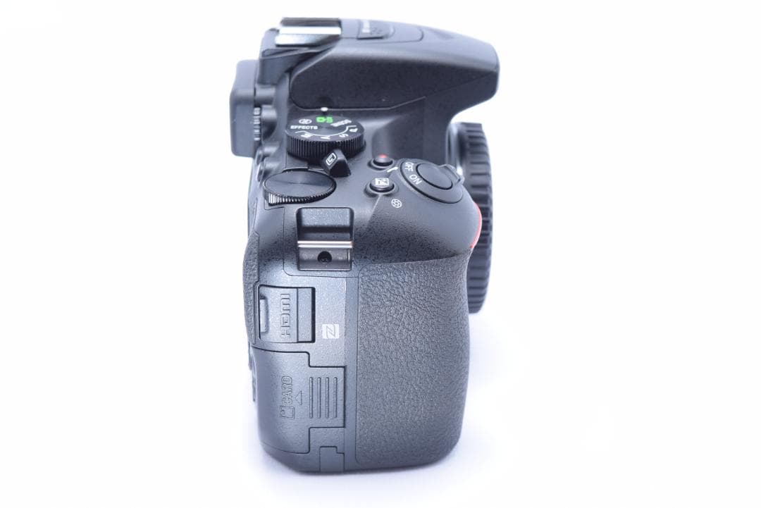 Nikon D5600 デジタル一眼レフ 手振れ補正付きレンズ　シャッター数少