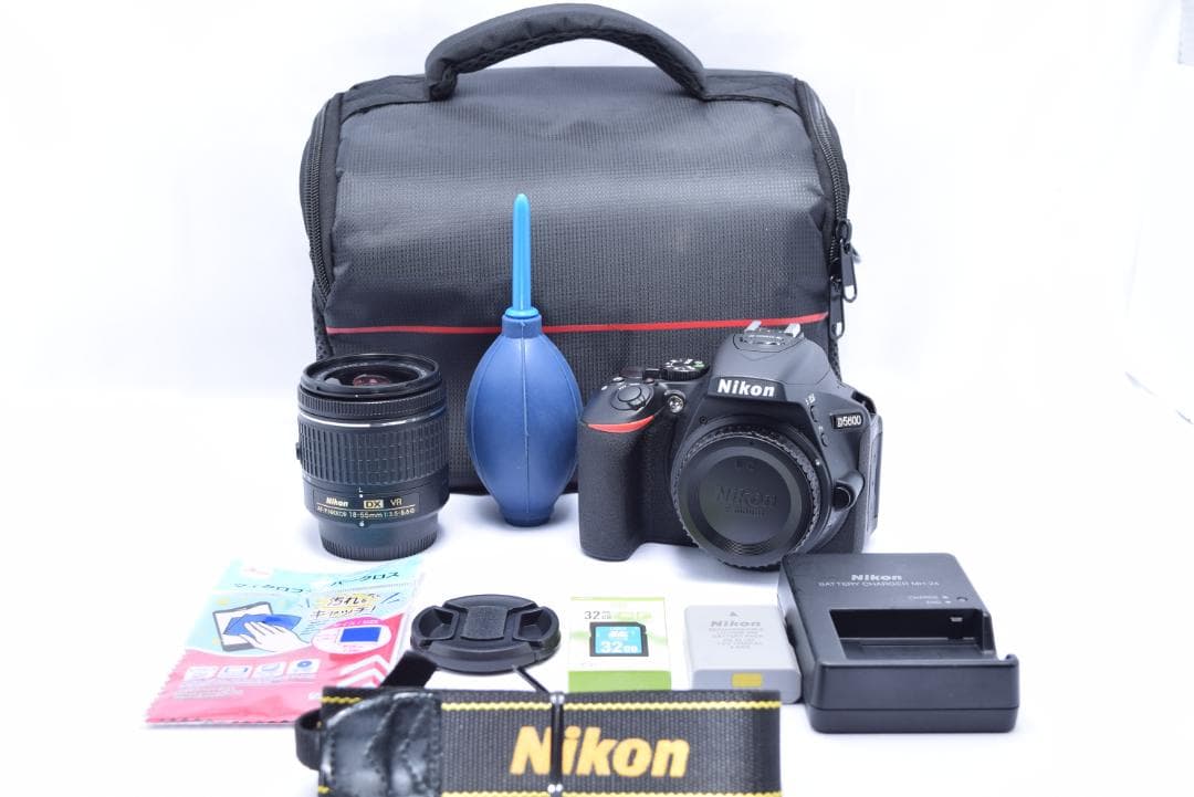 Nikon D5600 デジタル一眼レフ 手振れ補正付きレンズ　シャッター数少