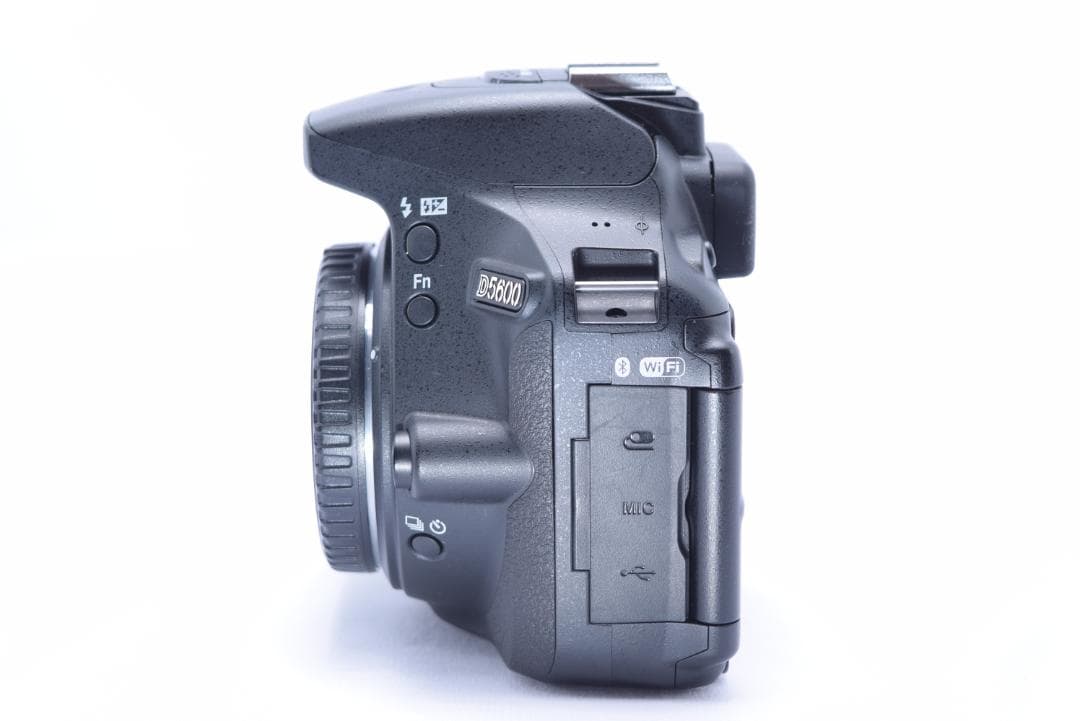 Nikon D5600 デジタル一眼レフ 手振れ補正付きレンズ　シャッター数少