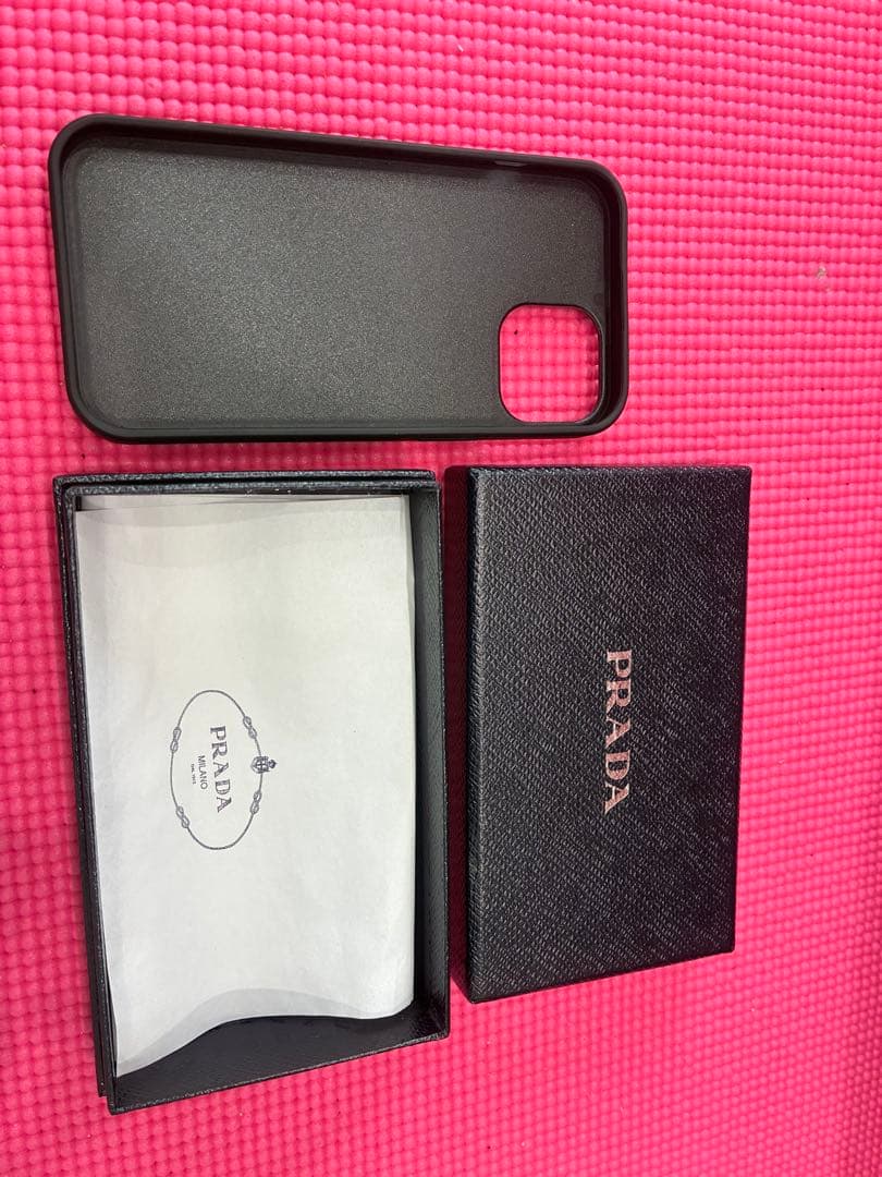 PRADA ブラックレザー iPhone15ケース