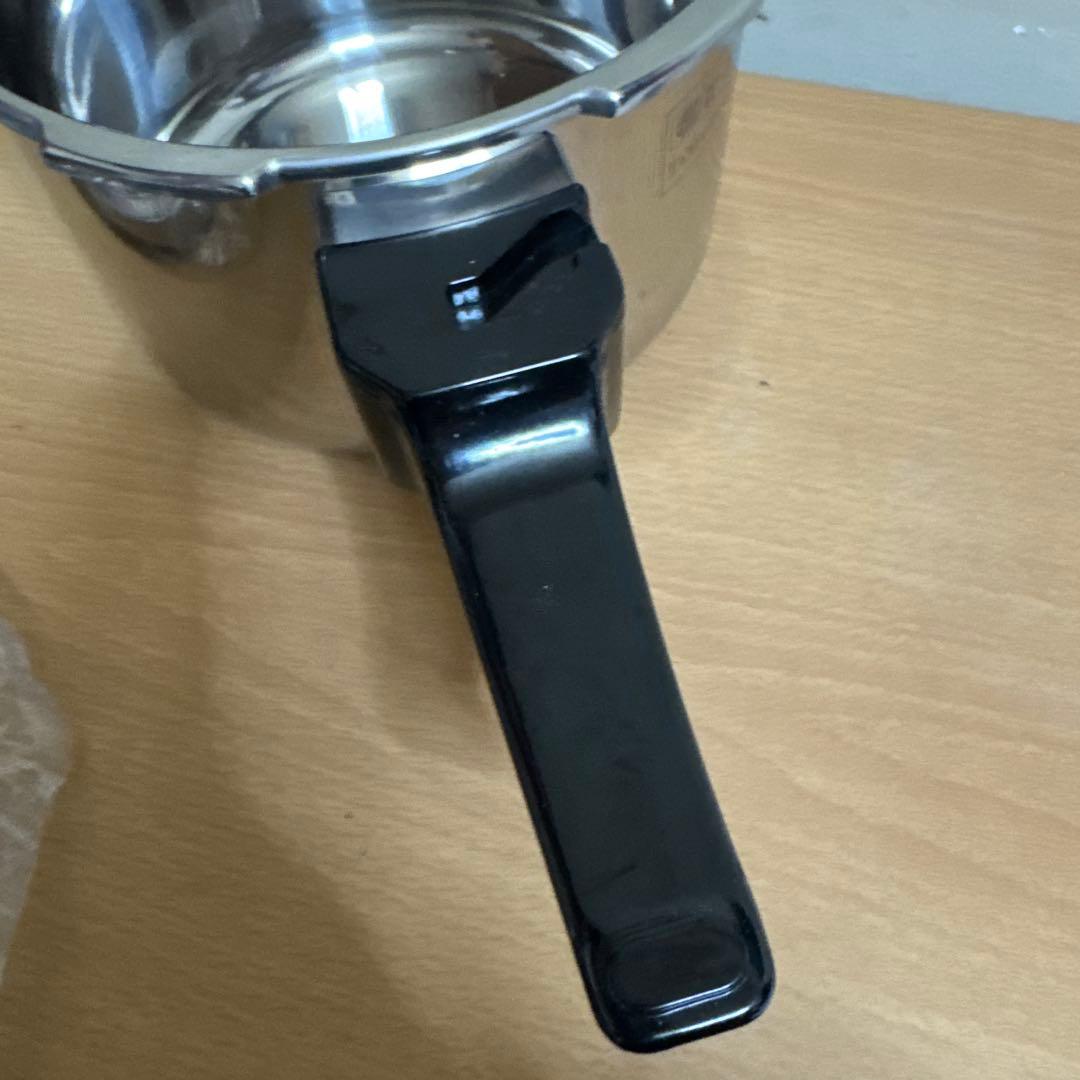 LABETTOLA ステンレス製　家庭用圧力鍋　18cm IH対応　2.9L