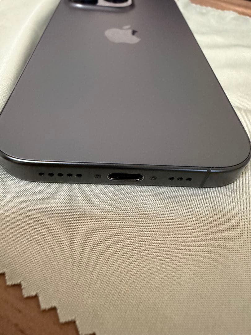 Apple iPhone 16 Pro 極美品ブラックチタニウム　本体
