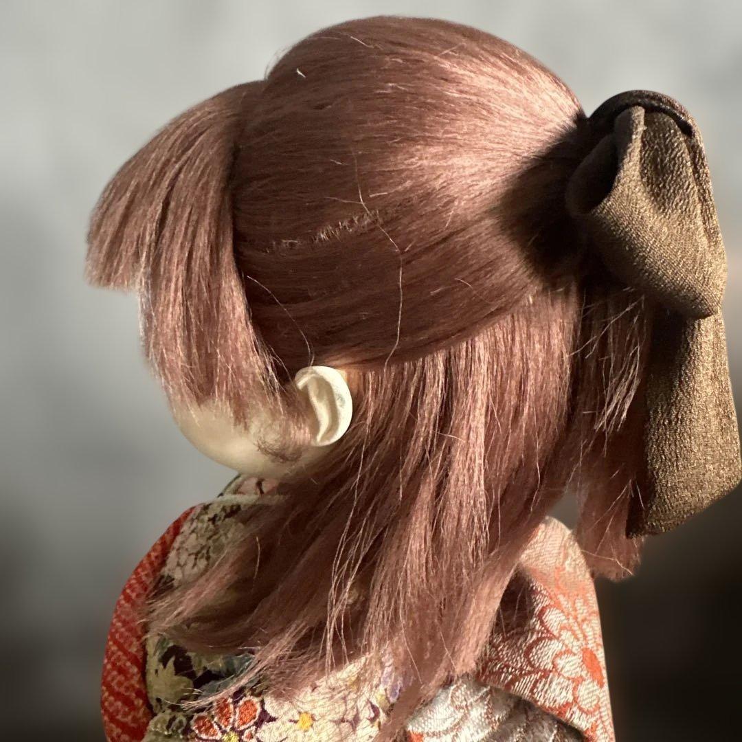 髪色の素敵な　伝統的な和服　素敵なお振袖のお人形