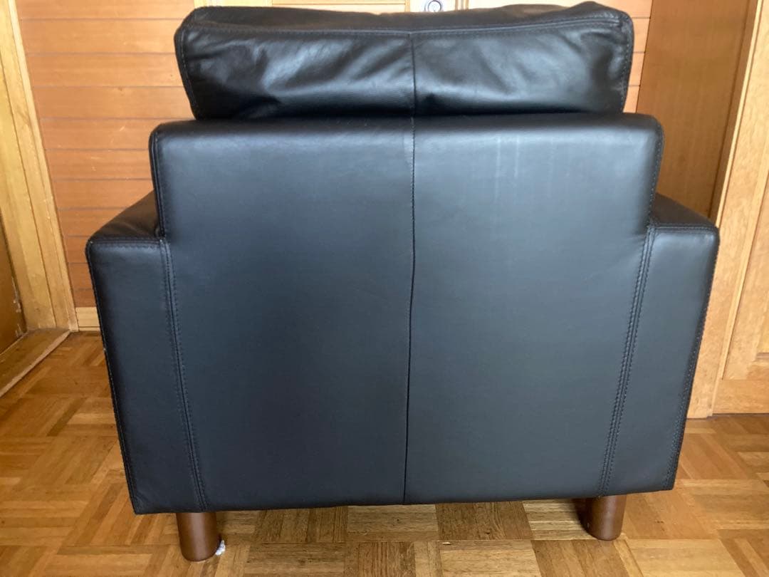 黒いレザーアームチェア