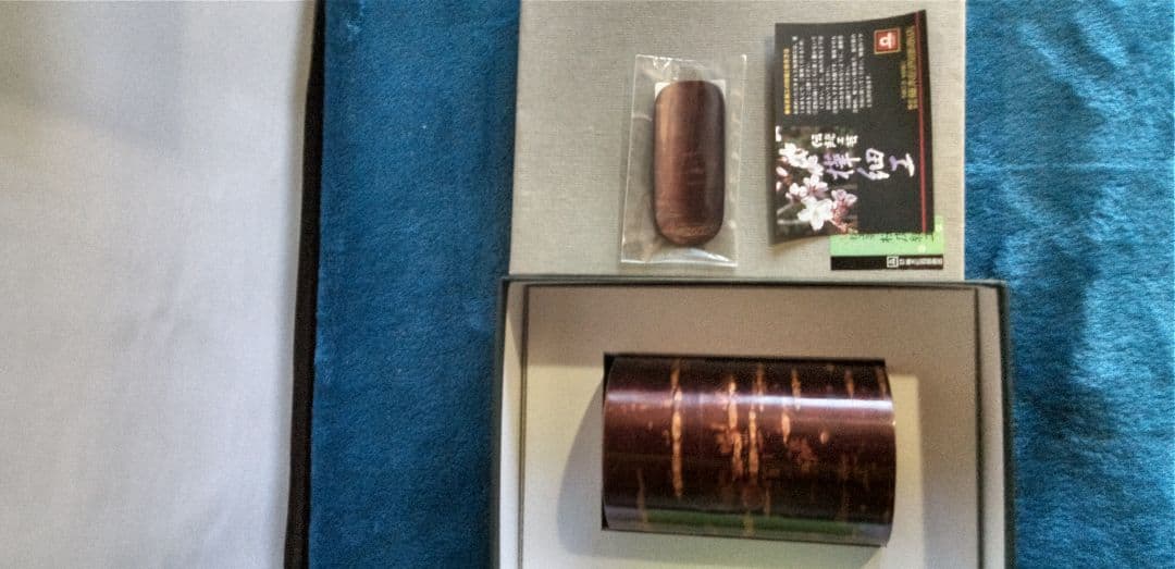 樺細工の茶筒と茶さじ。伝統工芸品。