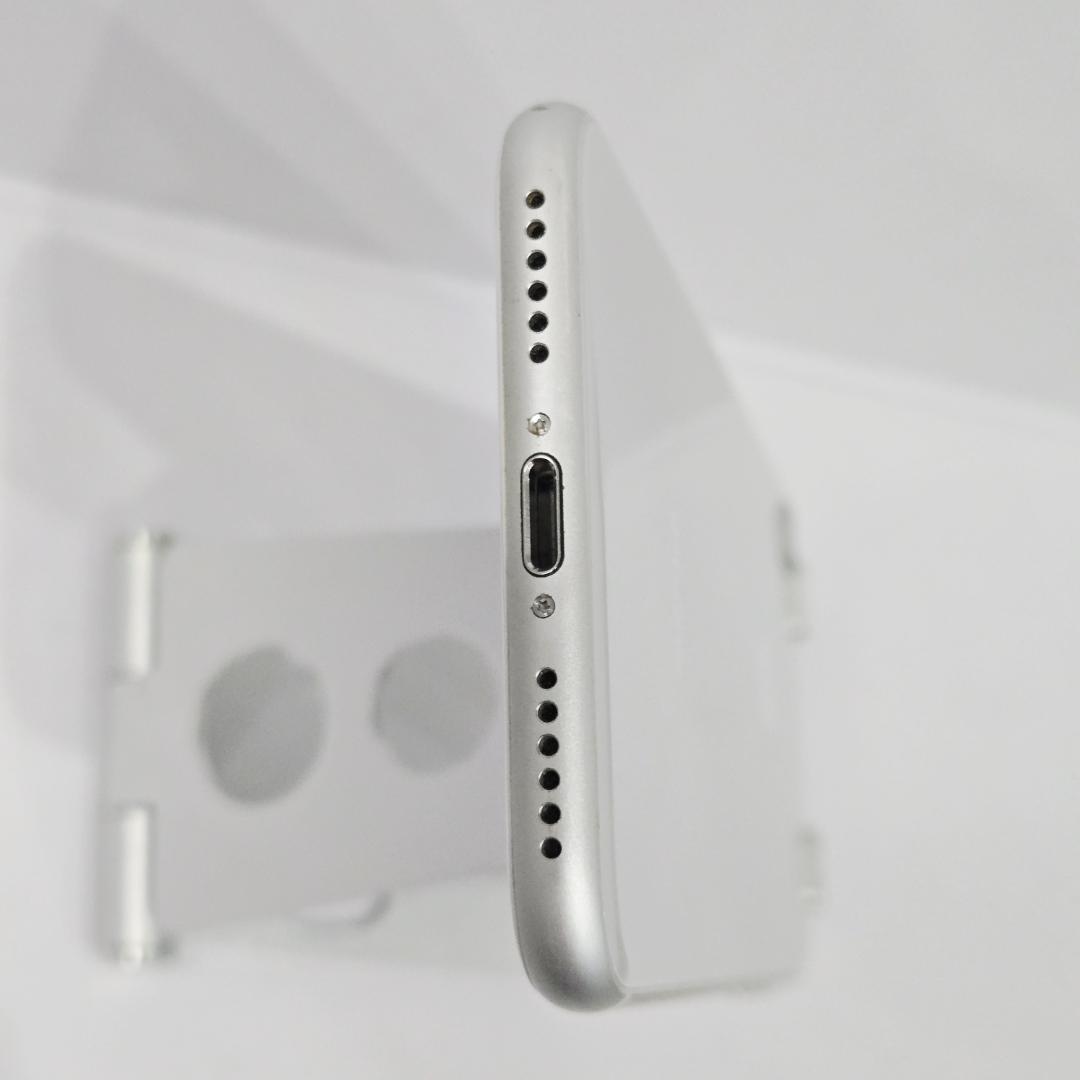 02 iPhone8 シルバー SIMフリー 画面傷なし