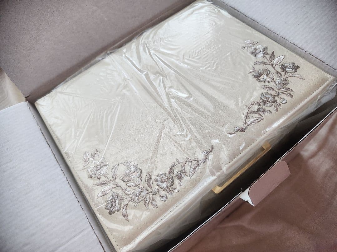 【新品未使用】ホワイト花柄刺繍 アクセサリーケース