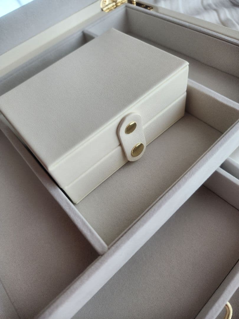 【新品未使用】ホワイト花柄刺繍 アクセサリーケース