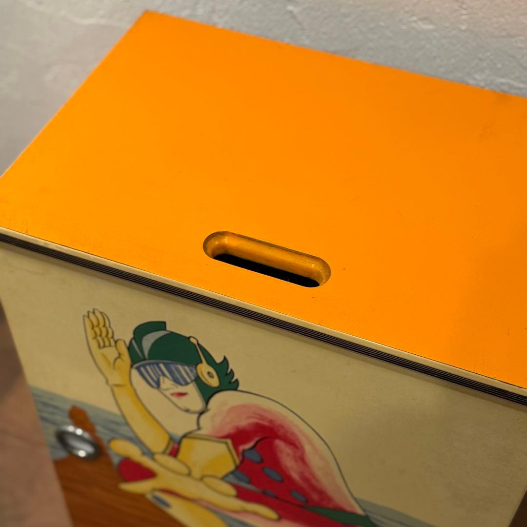 昭和レトロ ヒーロー風イラスト入り 木製キャビネット