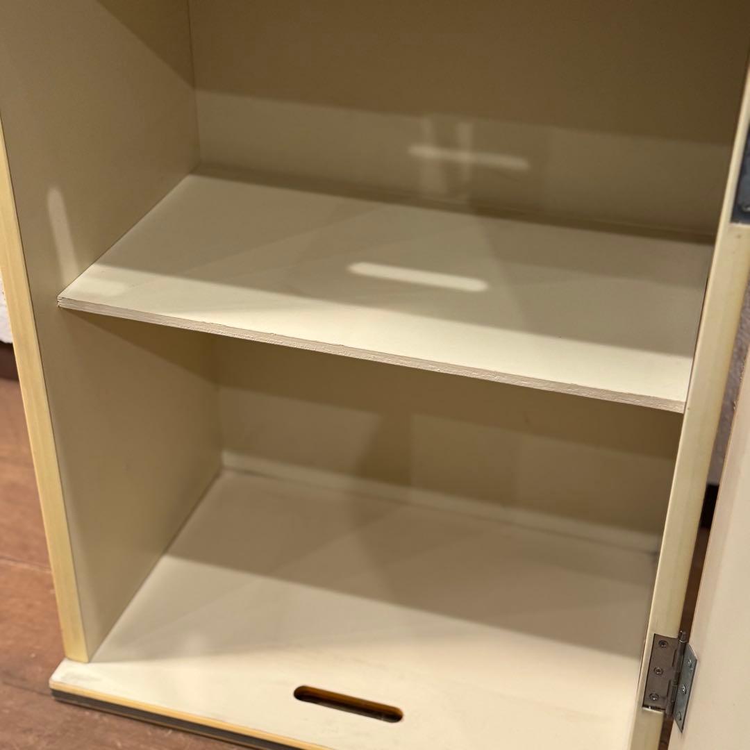 昭和レトロ ヒーロー風イラスト入り 木製キャビネット