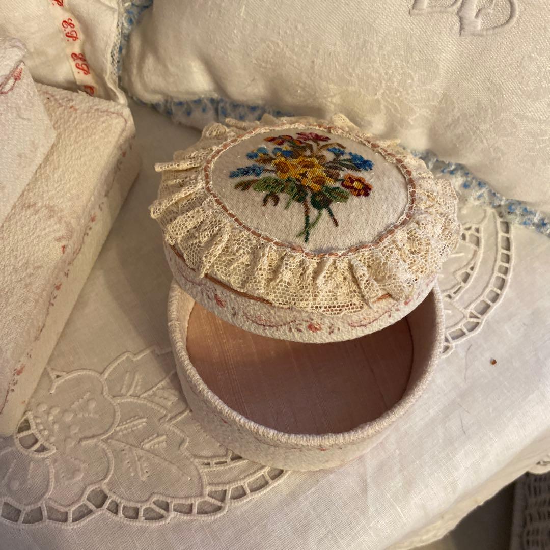 ご確認用です。 アンティークプチポヮン刺繍 カルトナージュ