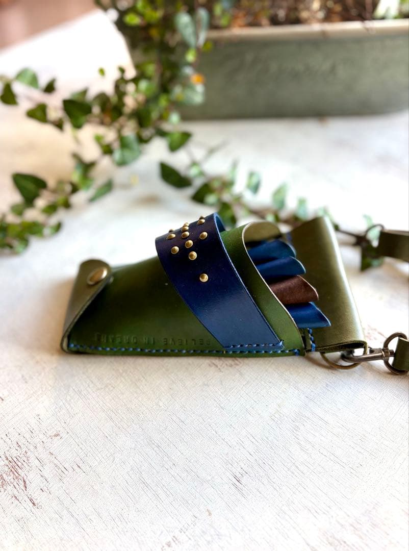 手染めカーキグリーンの軽量コンパクトシザーケース