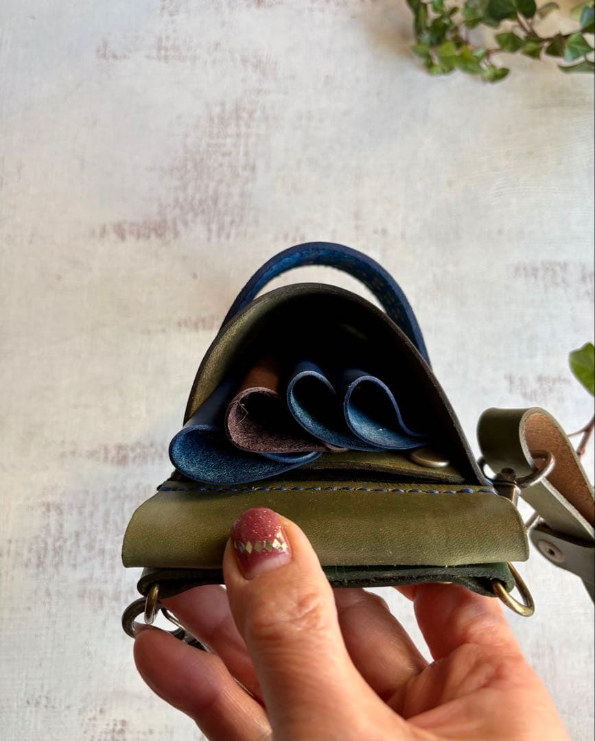 手染めカーキグリーンの軽量コンパクトシザーケース