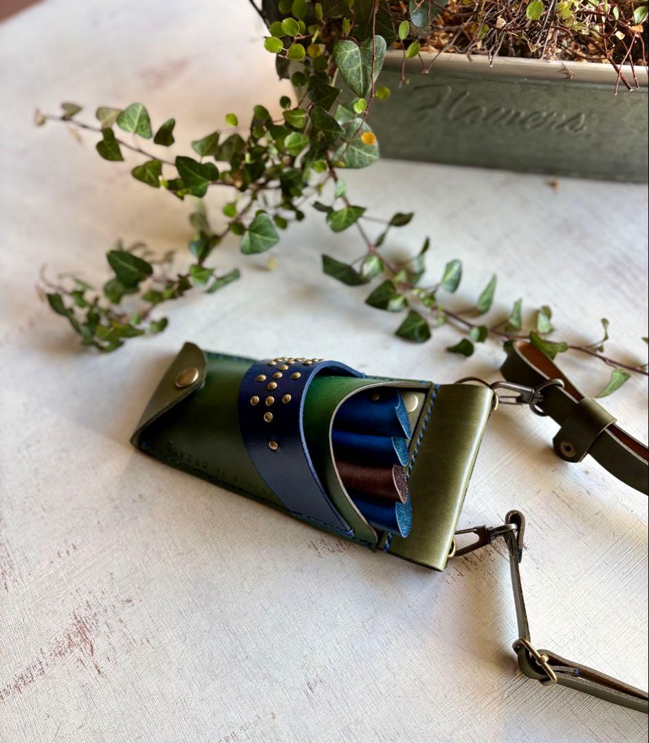 手染めカーキグリーンの軽量コンパクトシザーケース