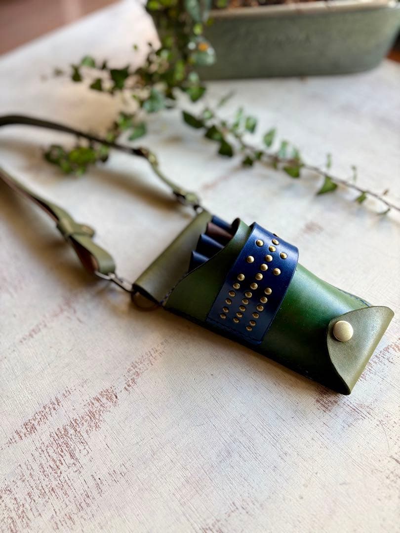 手染めカーキグリーンの軽量コンパクトシザーケース