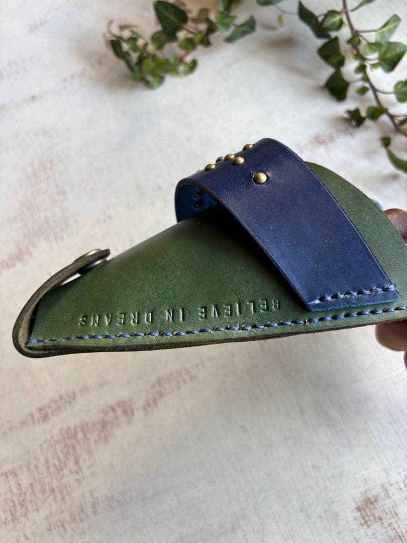 手染めカーキグリーンの軽量コンパクトシザーケース