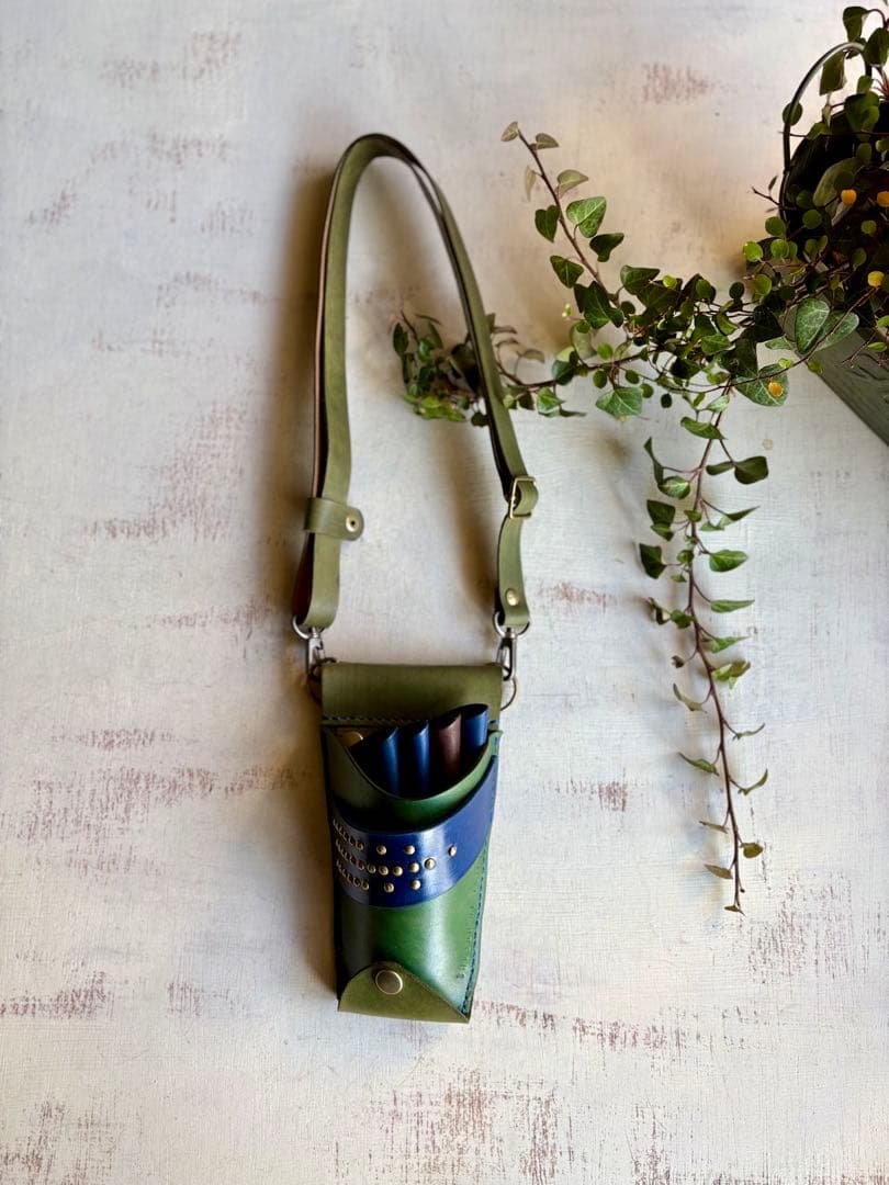 手染めカーキグリーンの軽量コンパクトシザーケース