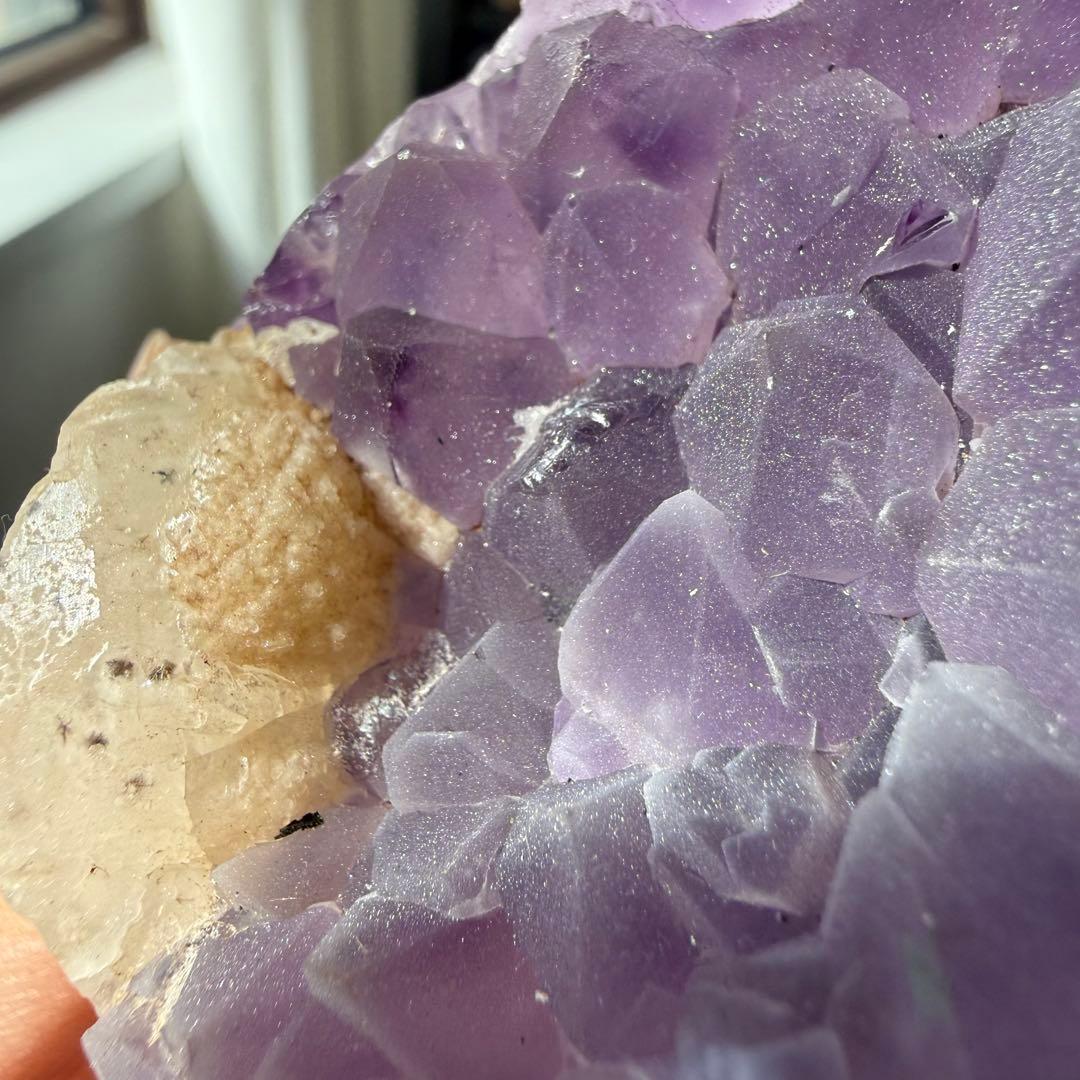 天然石カルサイト共生シュガーアメジストのクラスター　置物NO.022405