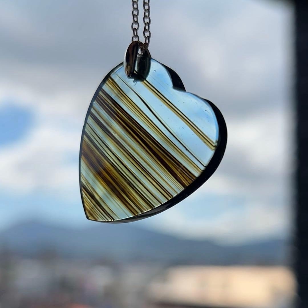 【光で表情を変える】ハートブルーオブシディアン ネックレス