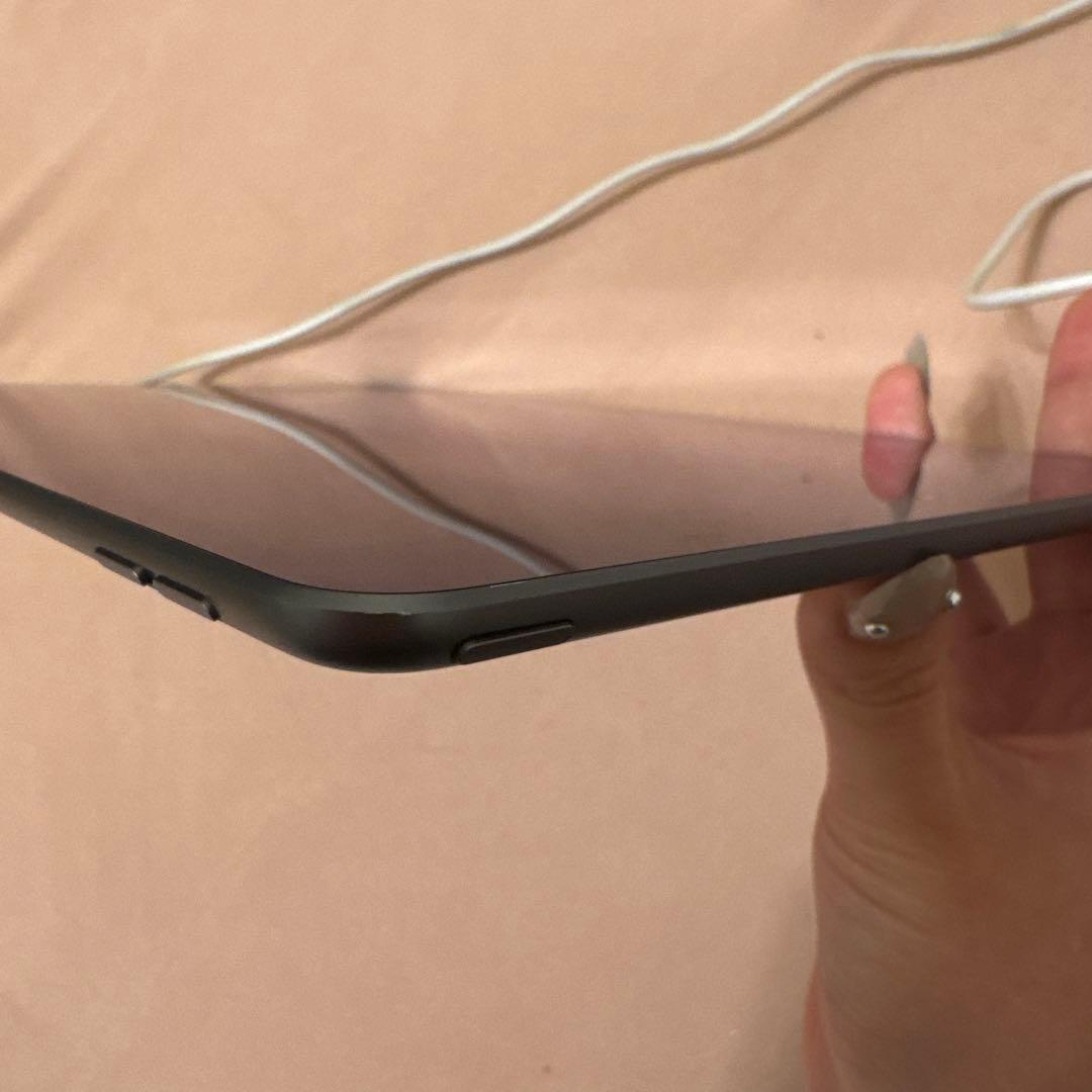 Apple iPad air Wi-Fiモデル　スペースグレイ