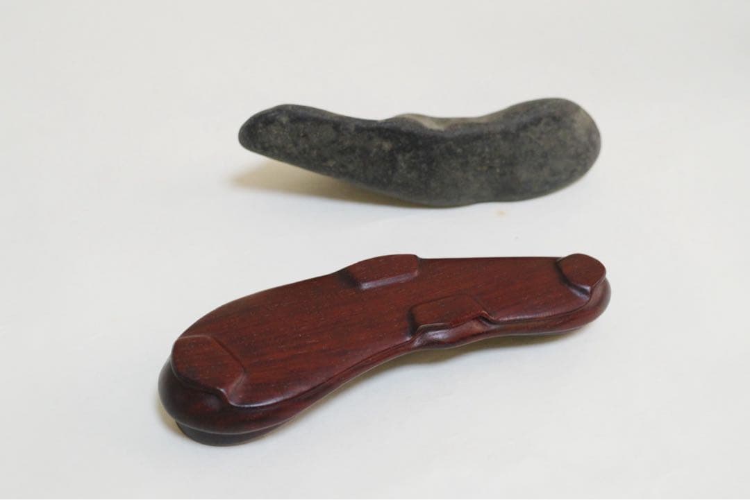 京都府　加茂川石　紫檀台座、桐箱付き　鑑賞用石　水石　天然石