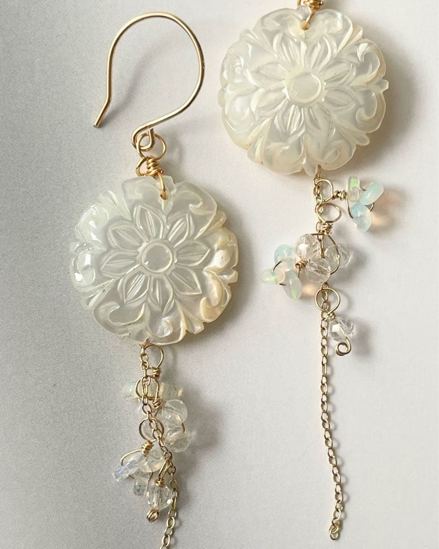 14kgf 天然石　マザーオブパール　フラワー　カービング　ピアス