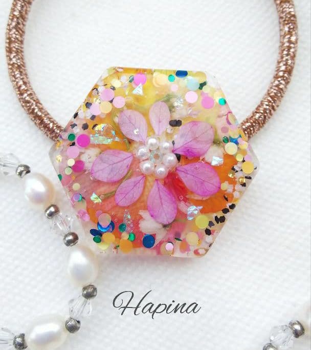 ポップな六角形レジンヘアゴム