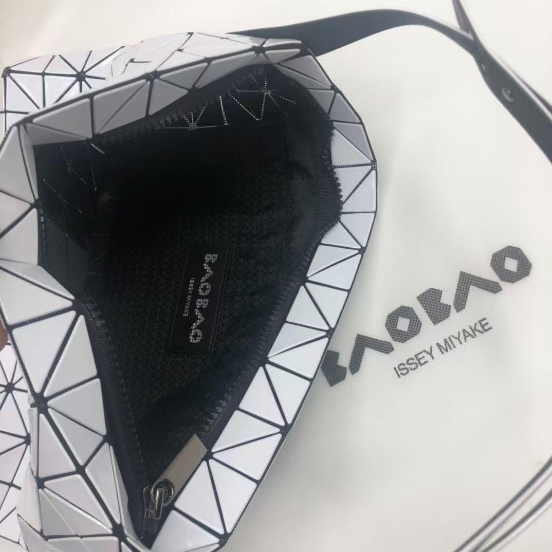 未使用バオバオイッセイミヤケ プリズム PVC トートバッグ ホワイト
